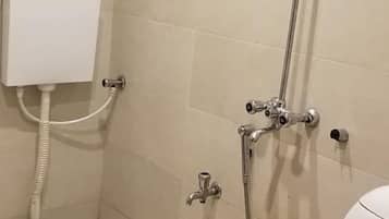 Regadera, amenidades de baño de diseñador, batas, piso con calefacción