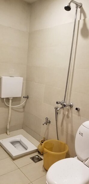 Shower, designer toiletries, bathrobes, heated floors - GT Empire Hotel (Murree)