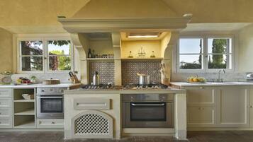 KĂŒhlschrank, Mikrowelle, Ofen, Herdplatte