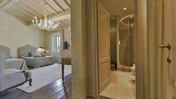 9 Schlafzimmer, Schreibtisch, BĂŒgeleisen/BĂŒgelbrett, Reisekinderbett