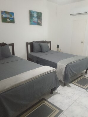 Tabla de planchar con plancha, wifi, ropa de cama