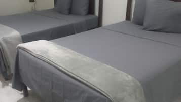 Een strijkplank/strijkijzer, wifi, beddengoed