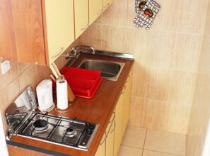 Frigorífico, microondas y placa de cocina