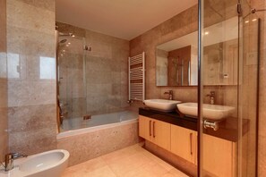Towels, soap, shampoo, toilet paper