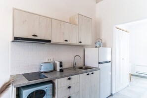 Fridge, microwave, stovetop, coffee/tea maker