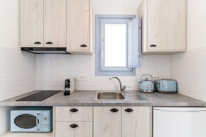 Kylskåp, mikrovågsugn, spishäll och kaffe- och tebryggare