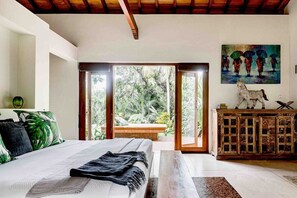 3 bedrooms, free WiFi, bed sheets - Kumara Luxury Villa, Sri Lanka (Weligama)