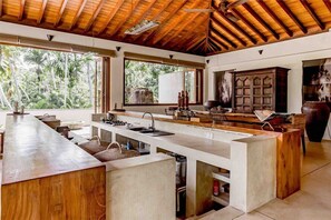 Fridge, stovetop, coffee/tea maker, toaster - Kumara Luxury Villa, Sri Lanka (Weligama)