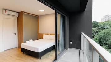 Arvo 85 room | Cortinas blackout, ferros/tábuas de passar roupa, Wi-Fi de cortesia