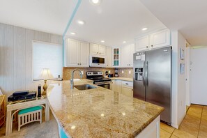 Kjøleskap, mikrobølgeovn, ovn og kokeplater