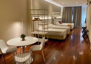 Kamar Quadruple Comfort | Selimut bulu angsa, bantalan ekstra lembut, minibar, dan brankas