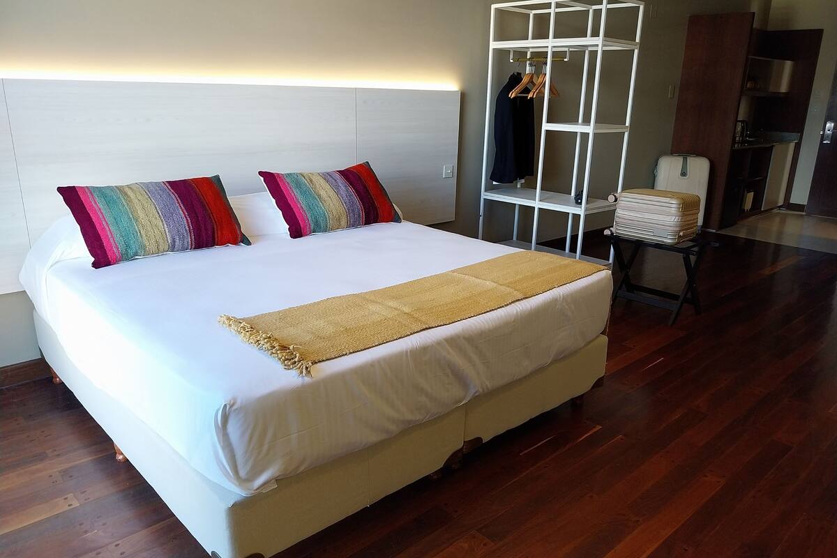 Habitación doble Confort | Edredón, camas con pillow-top y minibar