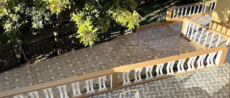 屋外ダイニングエリア