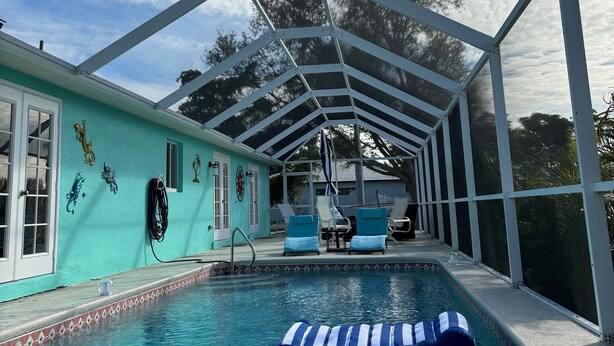 Une piscine couverte avec des chaises longues et un espace aménagé au bord de la piscine.