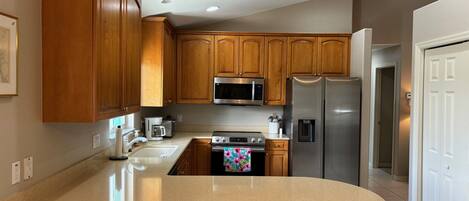 Een koelkast, een microgolfoven, een oven, een kookplaat