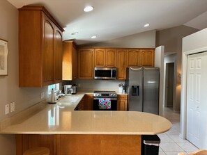 Kjøleskap, mikrobølgeovn, ovn og kokeplater