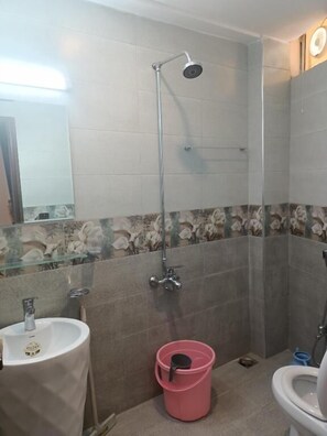 淋浴設備、名牌盥洗用品、吹風機、拖鞋