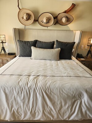 1 slaapkamer, een kluis op de kamer, een bureau