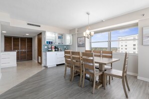 Dining - Scenic ocean front condo - panoramic views, walk out to beach! (Ormond Beach)