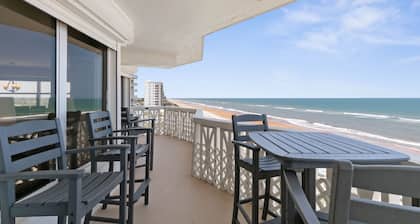 Scenic ocean front condo - panoramic views, walk out to beach!