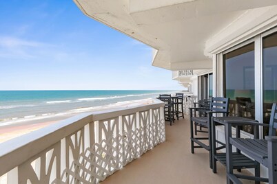 Scenic ocean front condo - panoramic views, walk out to beach!