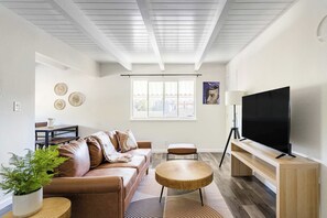 TV, offices - Chic Abode Central Berkeley 2BR  | Near UC & Parks + Parking (Berkeley)