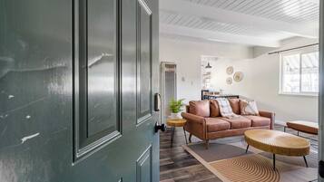 Una televisión, una oficina