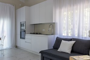 Smart-TV, Tischfußball, Tischtennisplatte, Bücher