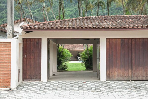 Exterior - Casa no Guarujá com Piscina 400m Praia do Guaiuba (Jardim Guaiuba Guarujá)