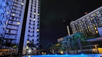 2 hồ bơi ngoài trời
