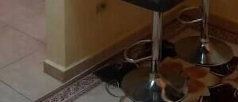 Micro-ondes, batterie de cuisine, vaisselle et ustensiles, épices