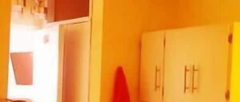 Refrigerador, microondas, cafetera y tetera y tostadora