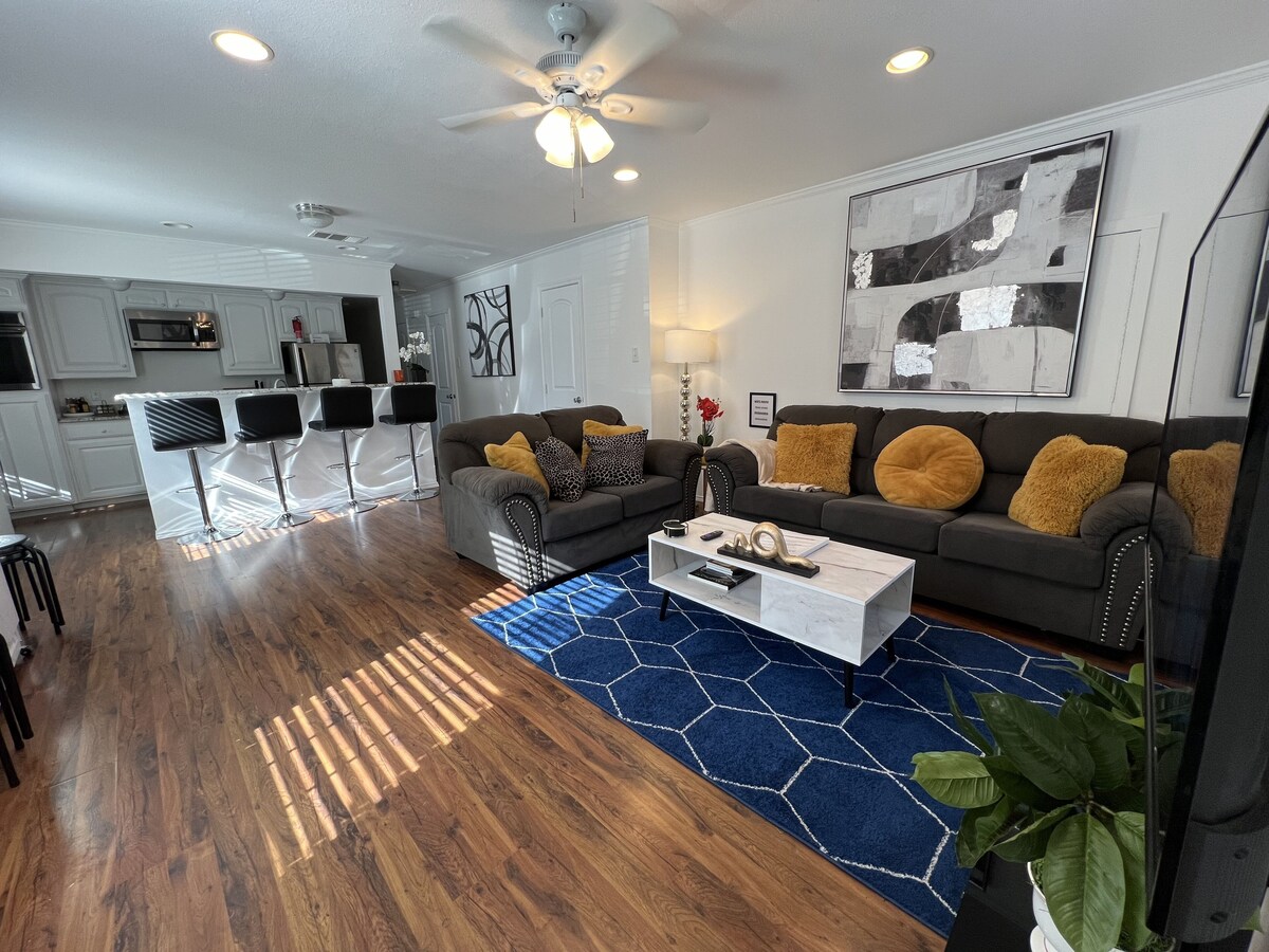 THE UPTOWN BUNGALOW-COVERED PARKING-Walkable Historic Neighborhood-PET FRIENDLY!