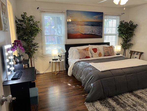 2 chambres, bureau, fer et planche à repasser, lit parapluie