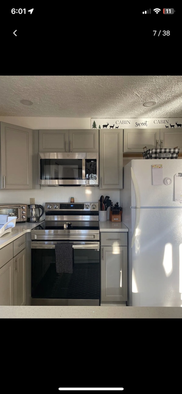 Refrigerador, microondas, horno, placa de cocina