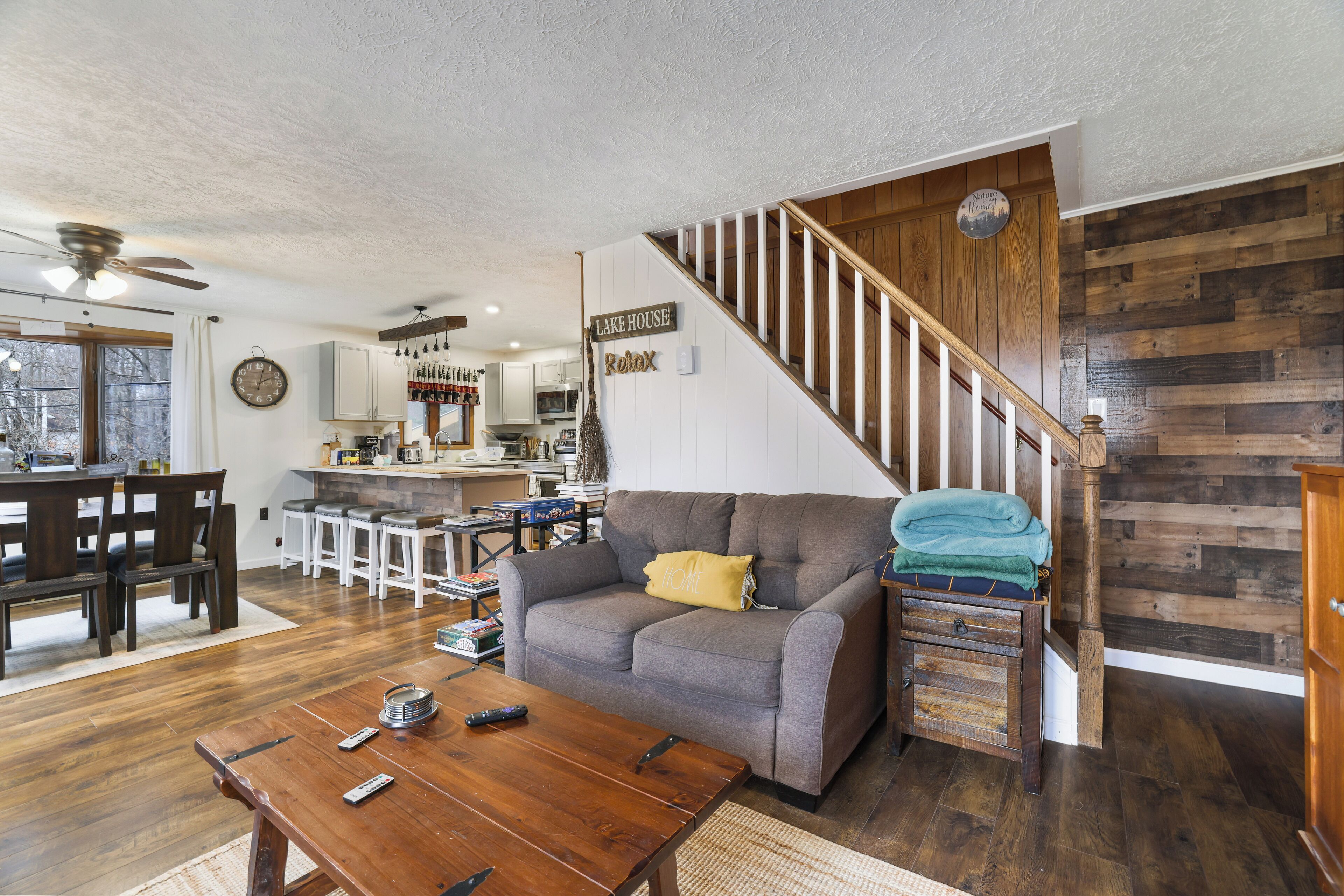 TV connectée, cheminée, lecteur de DVD, baby-foot