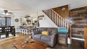 TV connectée, cheminée, lecteur de DVD, baby-foot