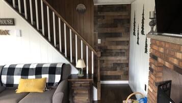 TV connectée, cheminée, lecteur de DVD, baby-foot