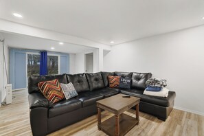 Smart TV, lareira, DVD player, pebolim