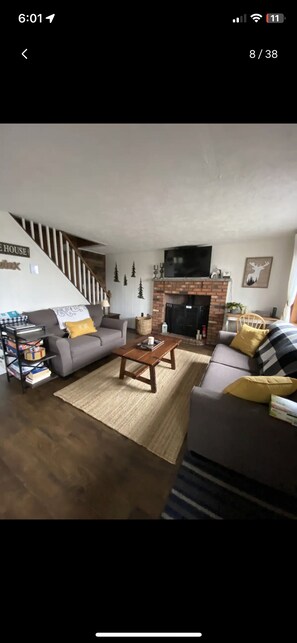 Smart TV, lareira, DVD player, pebolim