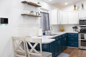 冷蔵庫、電子レンジ、オーブン、コンロ