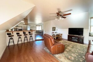 TV, fireplace - Peaceful Eagleville retreat with majestic views (Eagleville)