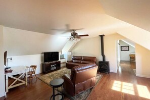 TV, fireplace - Peaceful Eagleville retreat with majestic views (Eagleville)