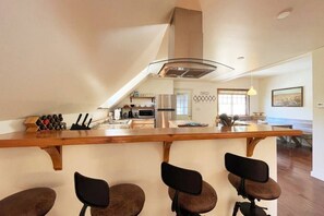 Fridge, microwave, oven, stovetop - Peaceful Eagleville retreat with majestic views (Eagleville)