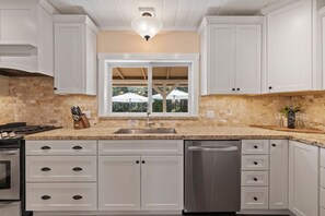 Fridge, microwave, oven, stovetop - Private Villa W/ Pool/spa, GameBarn, 4300 sq ft- Perfect for families and large groups (Twain Harte)