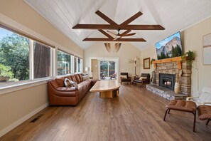 Smart TV, fireplace, table football, ping pong - Private Villa W/ Pool/spa, GameBarn, 4300 sq ft- Perfect for families and large groups (Twain Harte)