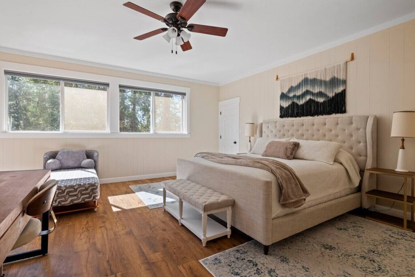 9 chambres, bureau, fer et planche à repasser, lit parapluie