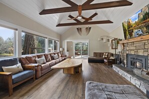 Smart-TV, Kamin, Tischfußball, Tischtennisplatte