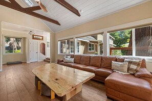 Smart-TV, Kamin, Tischfußball, Tischtennisplatte