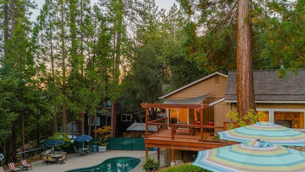 A house with a pool, patio furniture, and a large tree. - Private Villa W/ Pool/spa, GameBarn, 4300 sq ft- Perfect for families and large groups (Twain Harte)